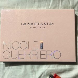 Anastasia Beverly Hills Nicole Guerriero glow kit